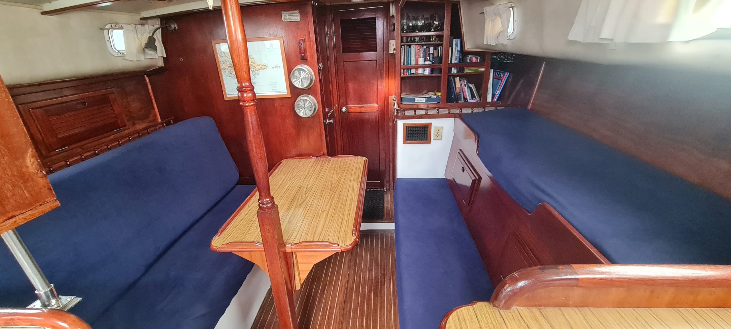 Austral-Sailing-cabina-scaled